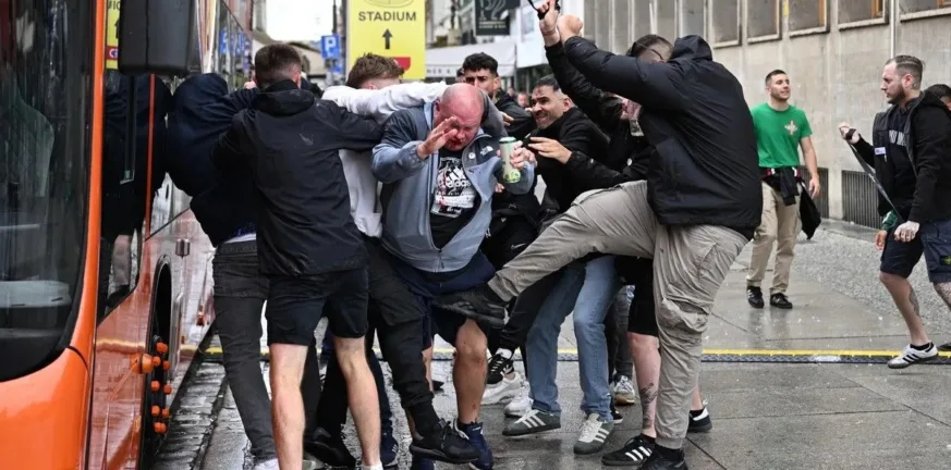 Ένταση στην Πολωνία και επεισόδια μεταξύ Άγγλων και Ισπανών ΒΙΝΤΕΟ Ένταση στην Πολωνία και επεισόδια μεταξύ Άγγλων και Ισπανών ΒΙΝΤΕΟ