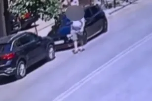 Με άνεση... καταστροφής: Άνδρας καταγράφεται να χαράζει σταθμευμένα αυτοκίνητα στην καρδιά της Αθήνας BINTEO