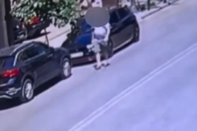 Με άνεση... καταστροφής: Άνδρας καταγράφεται να χαράζει σταθμευμένα αυτοκίνητα στην καρδιά της Αθήνας BINTEO