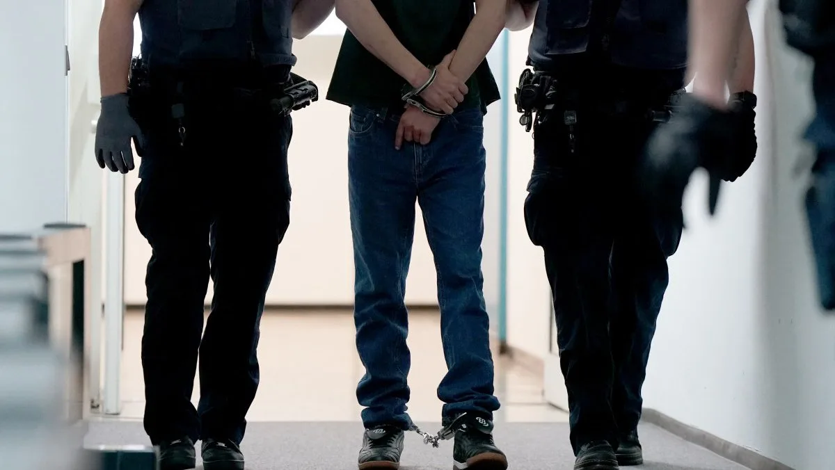 Τι γίνεται επιτέλους; Μαθητής με χειροπέδες γιατί πήγε στο σχολείο με μπαλτά! Τι γίνεται επιτέλους; Μαθητής με χειροπέδες γιατί πήγε στο σχολείο με μπαλτά!