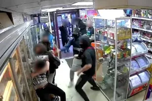 Βρετανία: Εικόνες σοκ με έφηβους να ξυλοκοπούν υπάλληλο καταστήματος