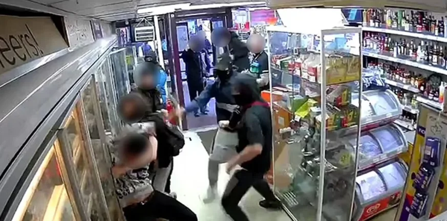Βρετανία: Εικόνες σοκ με έφηβους να ξυλοκοπούν υπάλληλο καταστήματος Βρετανία