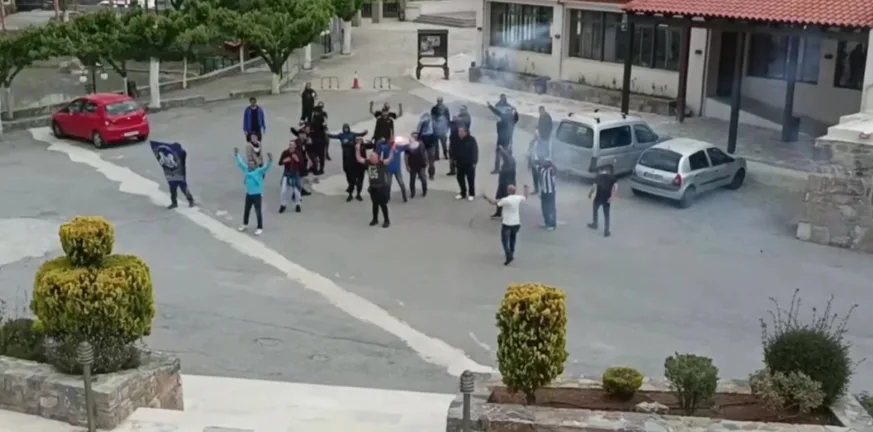 Βγήκαν τα...κουμπούρια στα Ζωνιανά! Φίλαθλος με όπλο στο ματς Ερμής Ζωνιανών - Δόξα Βύρωνος κουμπούρια