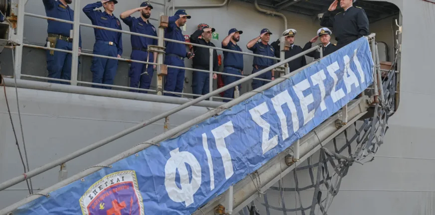 Ανεβαίνει στο πλοίο για επιθεώρηση ο Κ. Τασούλας Ανεβαίνει στο πλοίο για επιθεώρηση ο Κ. Τασούλας