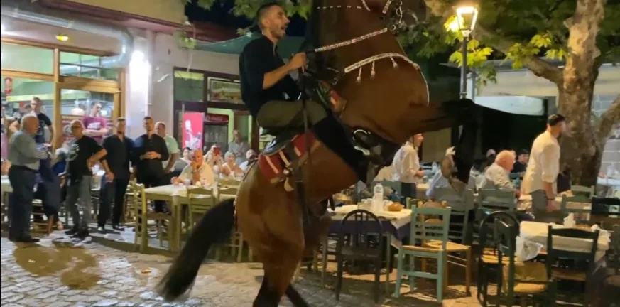 Μυτιλήνη: Τον μαχαίρωσε στο «πανηγύρι του ταύρου» και το θύμα χαροπαλεύει Μυτιλήνη: Τον μαχαίρωσε στο «πανηγύρι του ταύρου» και το θύμα χαροπαλεύει