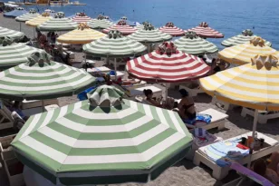 Με ομπρέλα στην παραλία ή να κυνηγάς τη φυσική σκιά και γιατί!