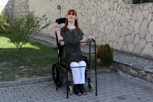 Γυναίκα γίγαντας ύψους 2,98 μ., πληρώνει για 6 θέσεις σε αεροπλάνο!