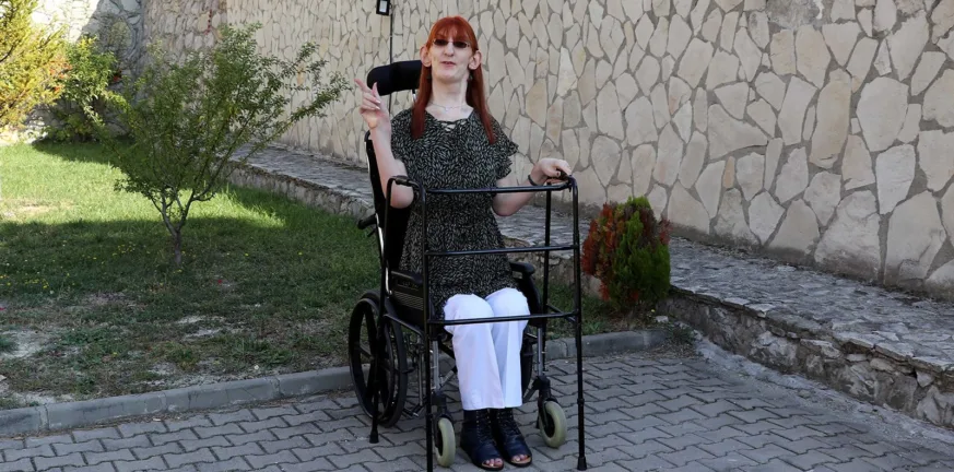 Γυναίκα γίγαντας ύψους 2,98 μ., πληρώνει για 6 θέσεις σε αεροπλάνο! Γυναίκα γίγαντας ύψους 2,98 μ., πληρώνει για 6 θέσεις σε αεροπλάνο!