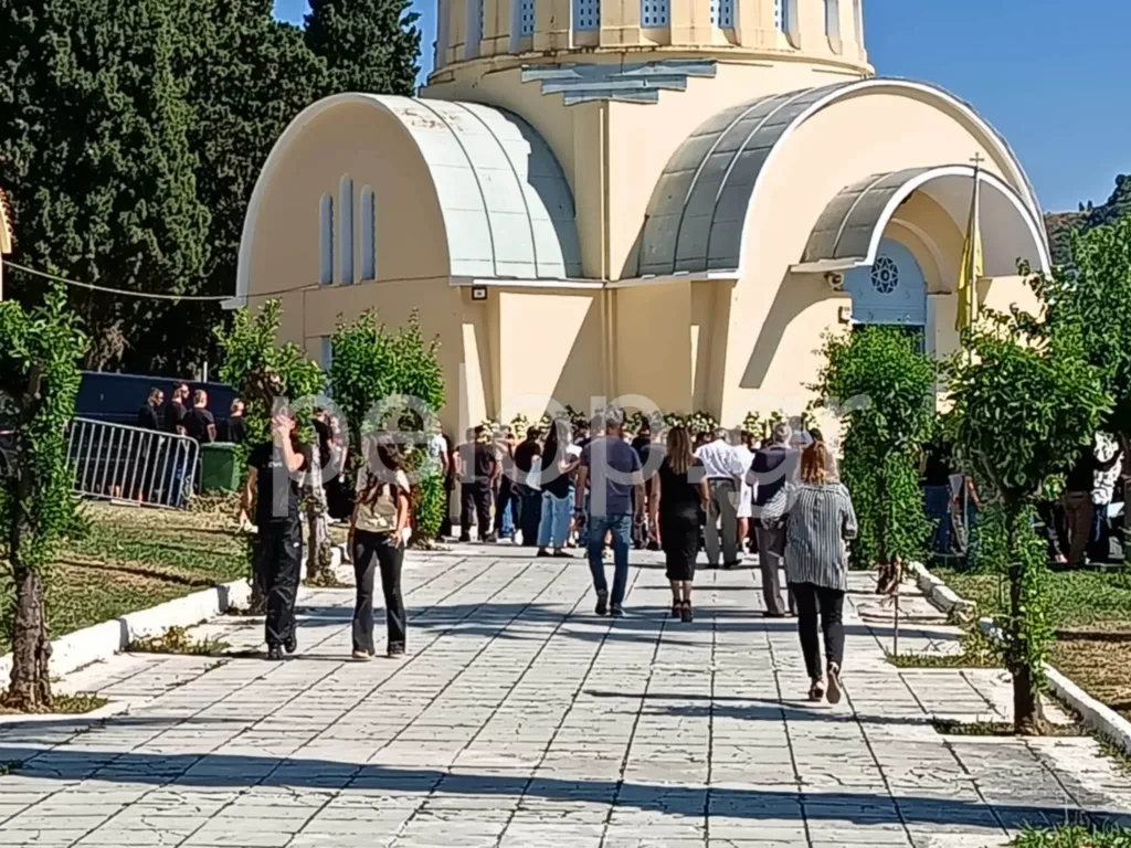 Δυστύχημα στα Αραχωβίτικα: Στα μαύρα η Πάτρα με λευκά τριαντάφυλλα για τον 18χρονο Νίκο - Κατέρρευσε νεαρός ΦΩΤΟ