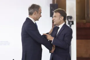 Μητσοτάκης από τη Γαλλία: Αδιαπραγμάτευτη η ελευθερία συνδεσιμότητας ηλεκτρικής ενέργειας μέσω υποθαλάσσιων καλωδίων