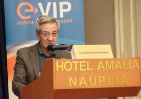 Αίγιο: Εσταξε φαρμάκι για τη δημοτική αρχή Ανδριόπουλου πατώντας στο άγαλμα του «εγκληματία πολέμου» Τρούμαν!