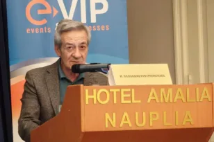 Αίγιο: Εσταξε φαρμάκι για τη δημοτική αρχή Ανδριόπουλου πατώντας στο άγαλμα του «εγκληματία πολέμου» Τρούμαν!