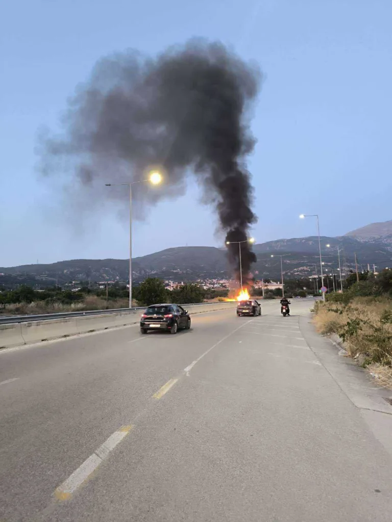 Πάτρα: Φωτιά στη Βενιζέλου, «φούντωσε» στα ξαφνικά στη μέση του δρόμου ΙΧ, ΦΩΤΟ, ΒΙΝΤΕΟ
