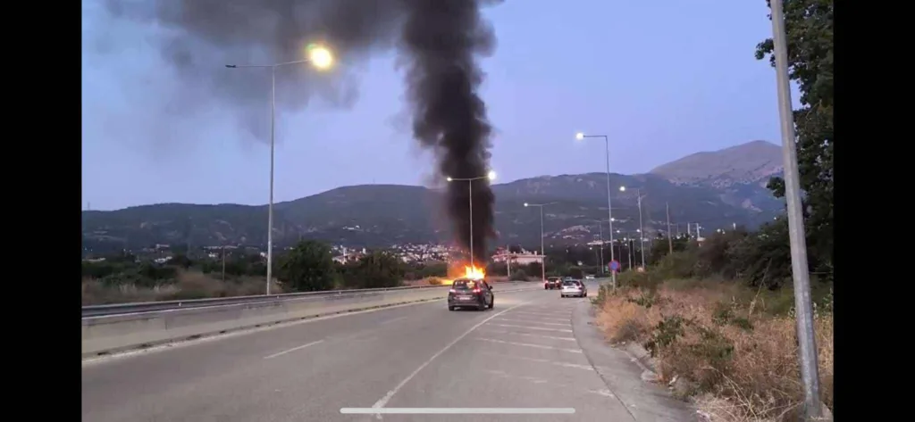 Πάτρα: Φωτιά στη Βενιζέλου, «φούντωσε» στα ξαφνικά στη μέση του δρόμου ΙΧ, ΦΩΤΟ, ΒΙΝΤΕΟ