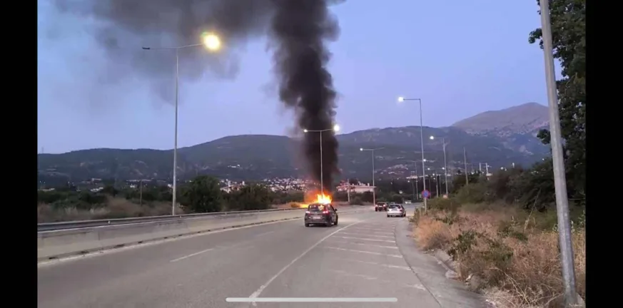 Πάτρα: Φωτιά στη Βενιζέλου, «φούντωσε» στα ξαφνικά στη μέση του δρόμου ΙΧ, ΦΩΤΟ, ΒΙΝΤΕΟ Πάτρα: Φωτιά στη Βενιζέλου, «φούντωσε» στα ξαφνικά στη μέση του δρόμου ΙΧ, ΦΩΤΟ, ΒΙΝΤΕΟ