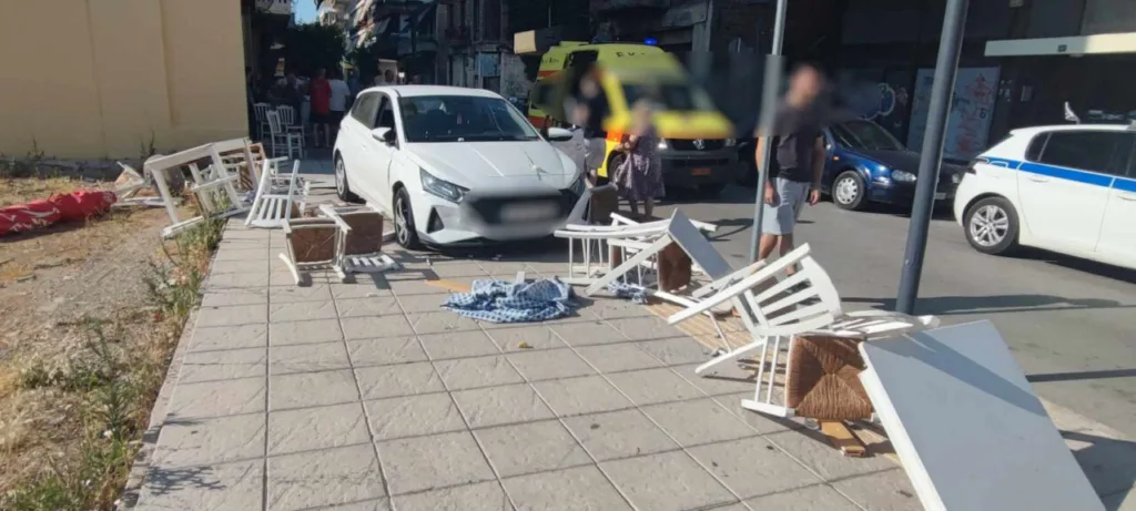 «Εισβολή» ΙΧ σε κατάστημα στο Αγρίνιο, παρέσυρε τραπεζοκαθίσματα και τα πάντα στο διάβα του! ΒΙΝΤΕΟ, ΦΩΤΟ