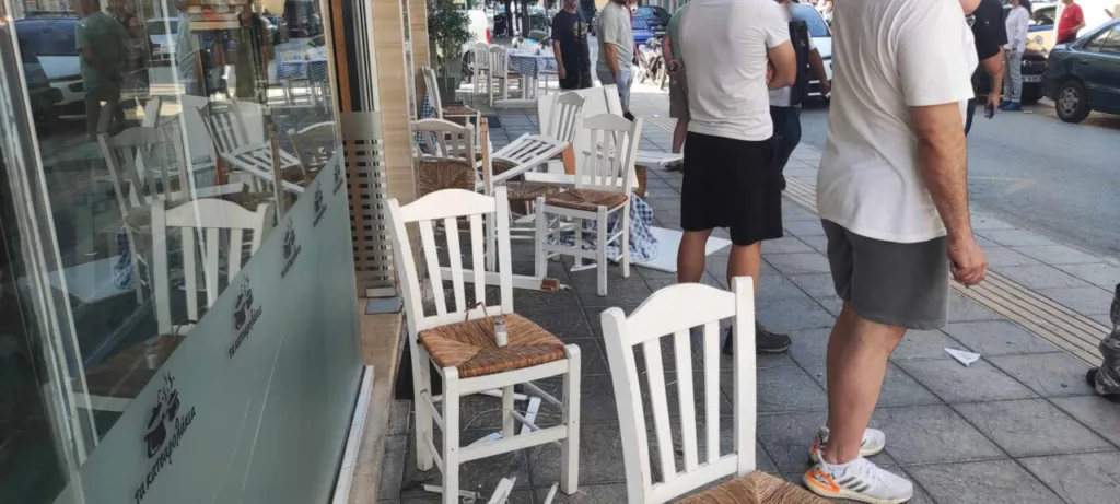 «Εισβολή» ΙΧ σε κατάστημα στο Αγρίνιο, παρέσυρε τραπεζοκαθίσματα και τα πάντα στο διάβα του! ΒΙΝΤΕΟ, ΦΩΤΟ