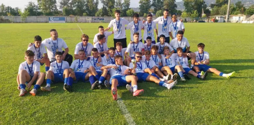 Οι Νέοι της Θύελλας πανηγύρισαν την «κούπα» Οι Νέοι της Θύελλας πανηγύρισαν την «κούπα»