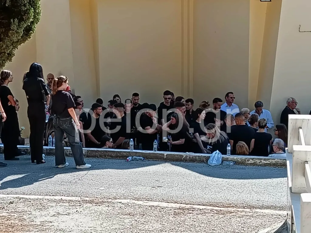 Δυστύχημα στα Αραχωβίτικα: Στα μαύρα η Πάτρα με λευκά τριαντάφυλλα για τον 18χρονο Νίκο - Κατέρρευσε νεαρός ΦΩΤΟ