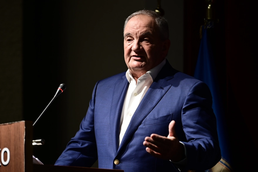 Μία η παράταξη, δύο οι γραμμές-Παραινέσεις Καραμανλή, σκληρή ρητορική από Σαμαρά στο Πολεμικό Μουσείο