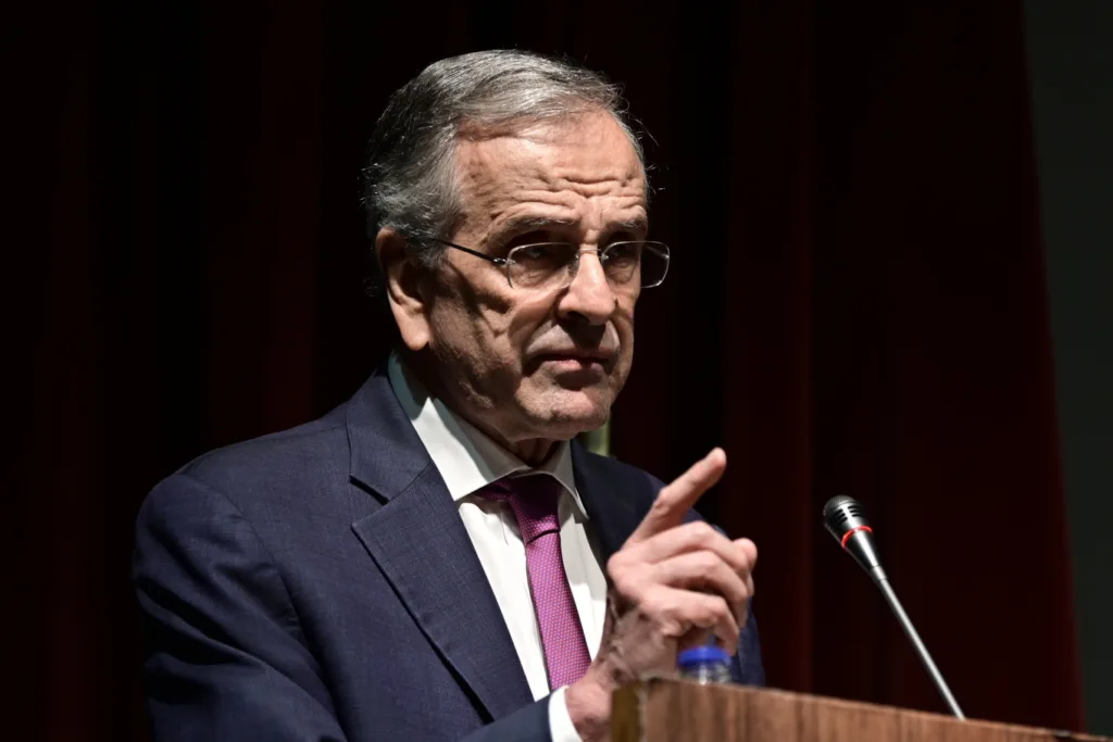 Μία η παράταξη, δύο οι γραμμές-Παραινέσεις Καραμανλή, σκληρή ρητορική από Σαμαρά στο Πολεμικό Μουσείο