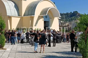 Δυστύχημα στα Αραχωβίτικα: Στα μαύρα η Πάτρα με λευκά τριαντάφυλλα για τον 18χρονο Νίκο – Κατέρρευσε νεαρός ΦΩΤΟ