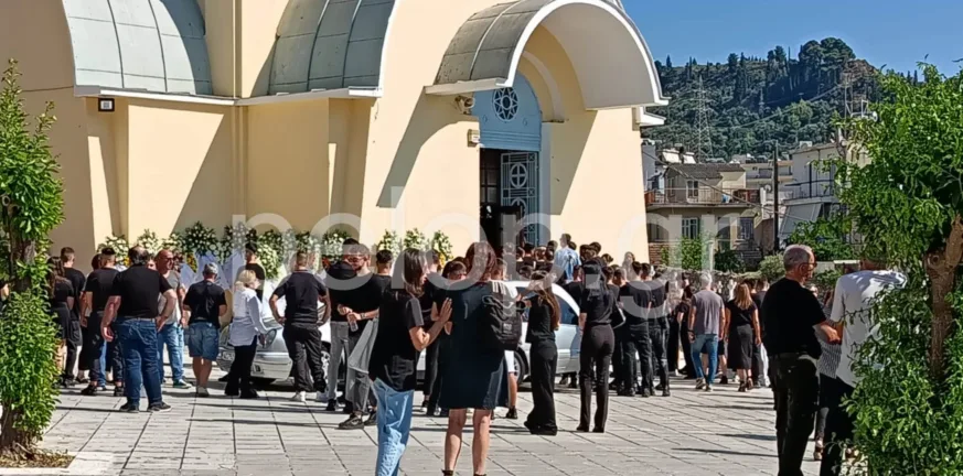 Δυστύχημα στα Αραχωβίτικα: Στα μαύρα η Πάτρα με λευκά τριαντάφυλλα για τον 18χρονο Νίκο - Κατέρρευσε νεαρός ΦΩΤΟ Δυστύχημα στα Αραχωβίτικα: Στα μαύρα η Πάτρα με λευκά τριαντάφυλλα για τον 18χρονο Νίκο - Κατέρρευσε νεαρός ΦΩΤΟ