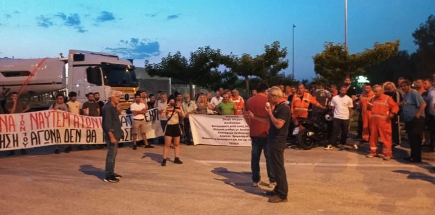 «Φουντώνει» η σύγκρουση στα λιμάνια Πάτρας και Ηγουμενίτσας, συνεχίζεται η απεργία «Φουντώνει» η σύγκρουση στα λιμάνια Πάτρας και Ηγουμενίτσας, συνεχίζεται η απεργία