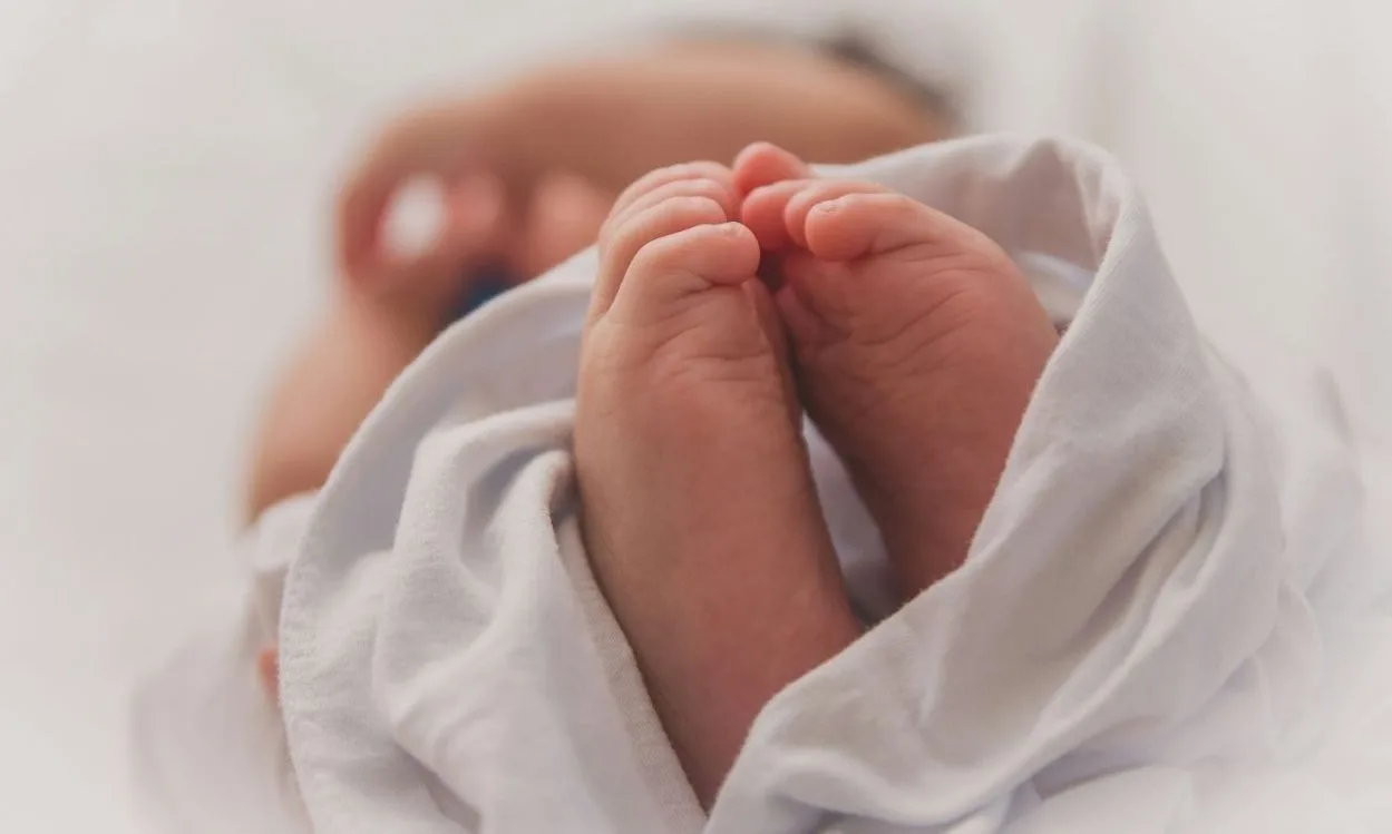 Βρέφος 11 μηνών μόνο στο μπαλκόνι: Ελεύθεροι οι γονείς, δικογραφία για έκθεση ανηλίκου
