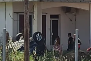 Δυτική Αχαΐα: Σοκαριστικό τροχαίο, αυτοκίνητο σε..σπίτι! ΦΩΤΟ