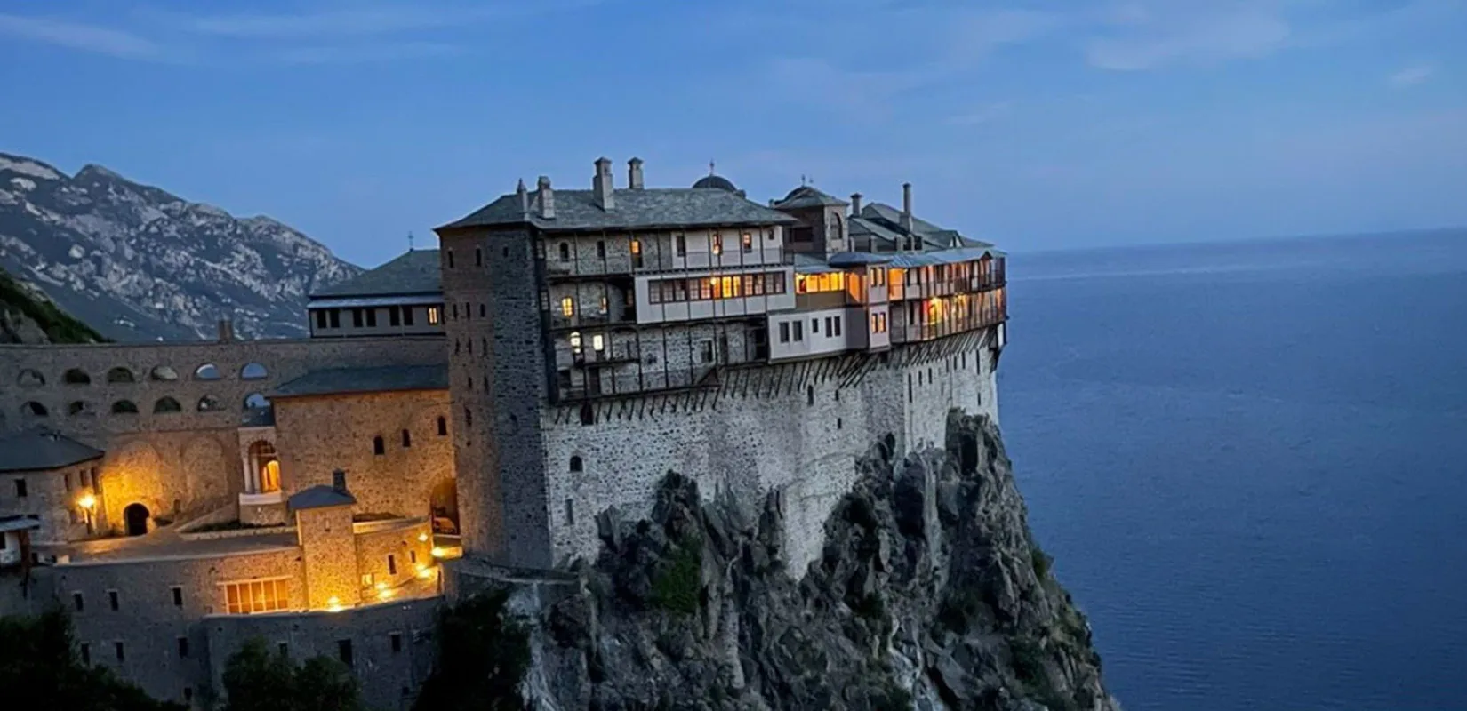 Μεγάλο κύμα Ρουμάνων πιστών «γέμισε» το Άγιον Όρος για τα Χριστούγεννα