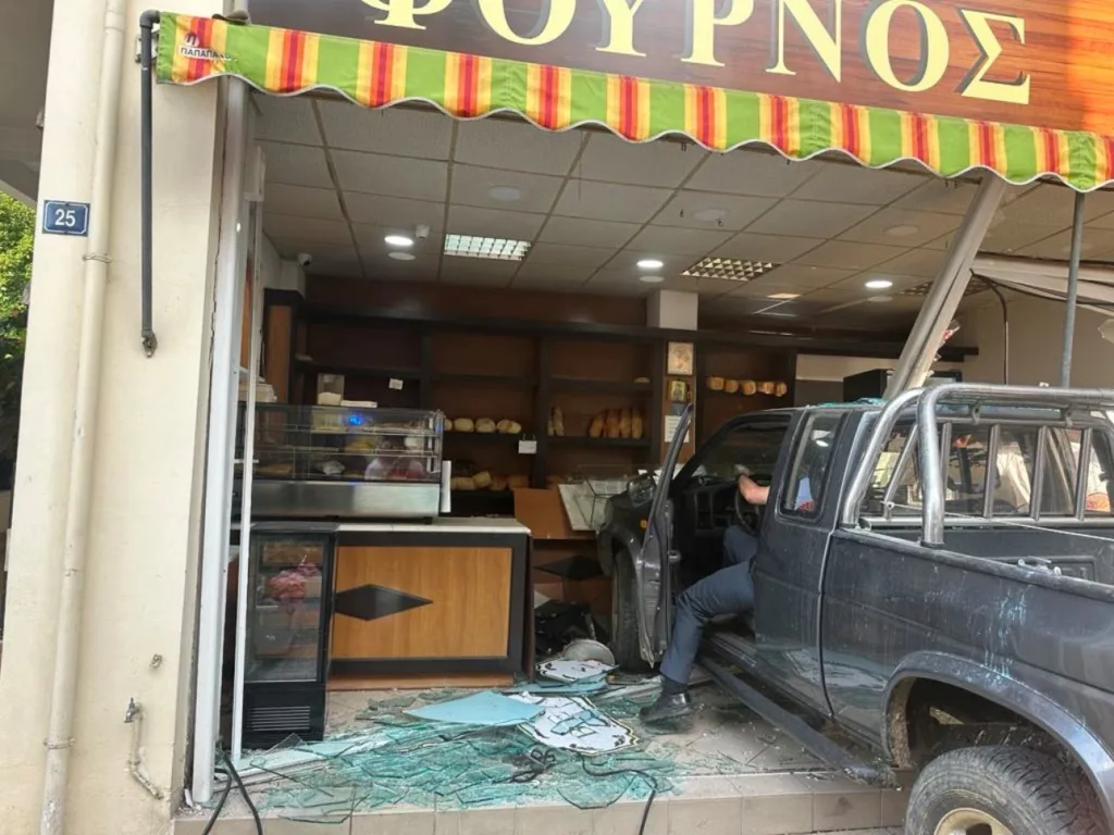 Αγροτικό μπήκε σε φούρνο στο Αγρίνιο ΦΩΤΟ - ΒΙΝΤΕΟ