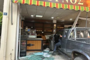 Αγροτικό μπήκε σε φούρνο στο Αγρίνιο ΦΩΤΟ – ΒΙΝΤΕΟ