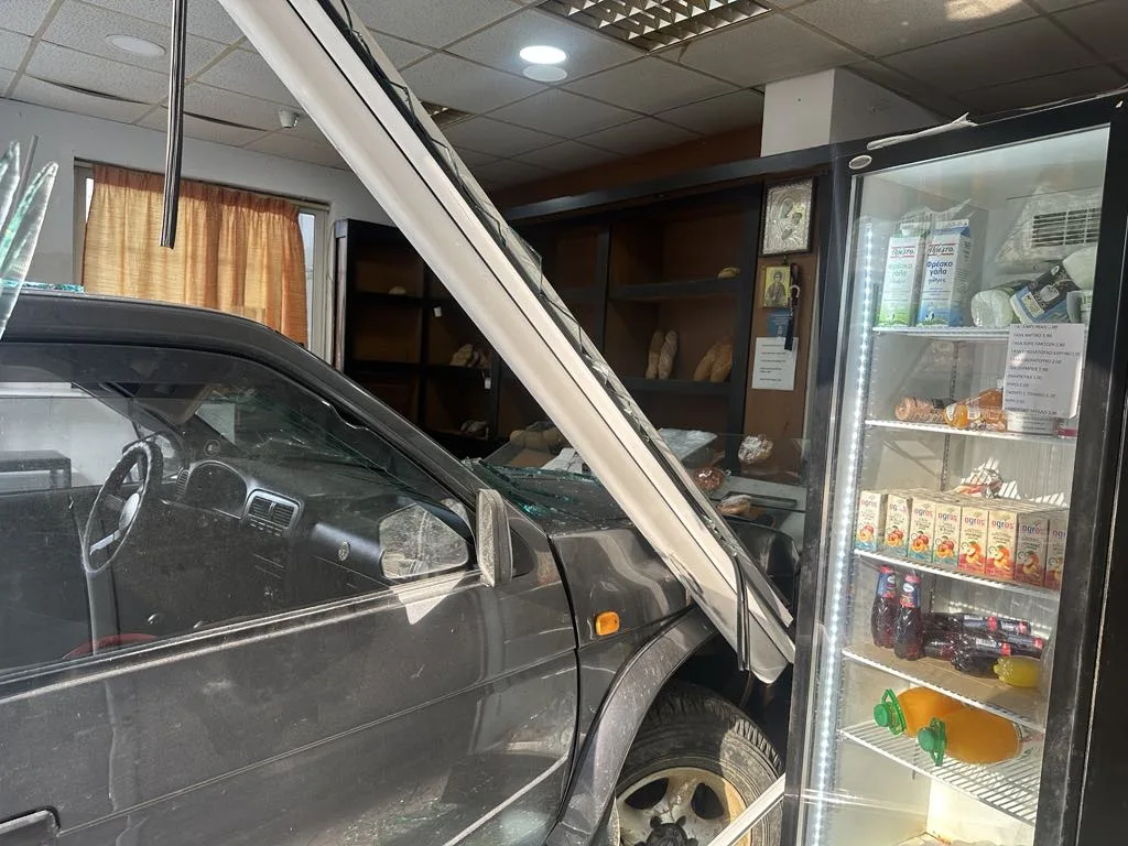 Αγροτικό μπήκε σε φούρνο στο Αγρίνιο ΦΩΤΟ - ΒΙΝΤΕΟ