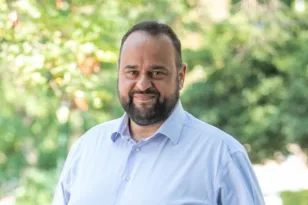 Βασίλης Αϊβαλής: Ζητά κατεπείγουσα συζήτηση στο Δημοτικό Συμβούλιο για την πτώση σοβάδων και δομικών υλικών