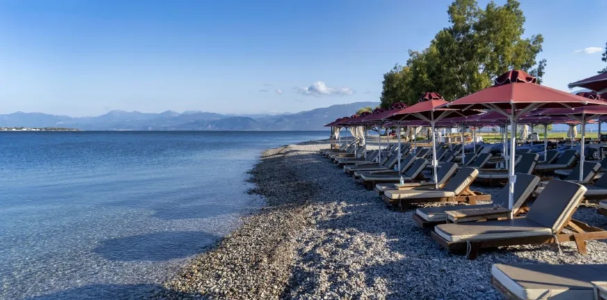 Διακοπές στην Αιγιάλεια: Ανάμεσα σε πεύκα και βότσαλα οι απόλυτες καλοκαιρινές αποδράσεις, επιλογές για όλους!