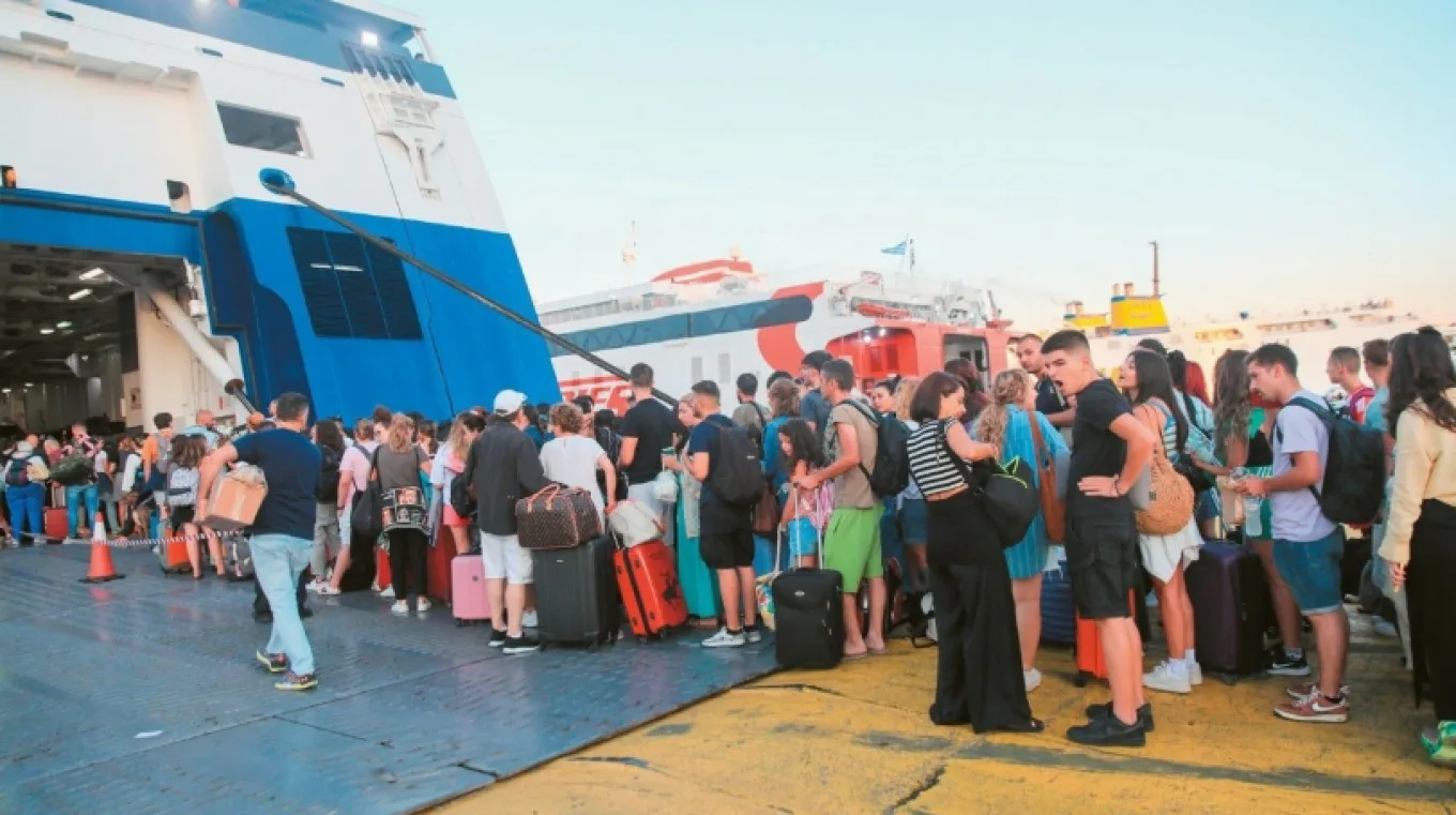 Αυξημένη η κίνηση από το λιμάνι του Πειραιά: Πάνω από 48.000 επιβάτες αναμένονται ως την Κυριακή