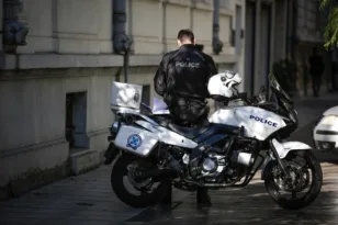 Επιχείρηση «σκούπα» στις Αχαρνές: 6 συλλήψεις για ναρκωτικά και όπλα