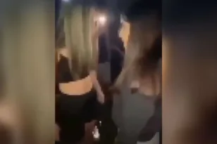 «Στα γόνατα τώρα για να μην γίνει θέμα. Τώρα σου λέω στα γόνατα» βίντεο σοκ με γυναίκα να χαστουκίζει κοπέλα!