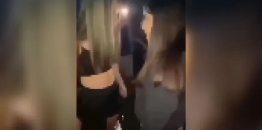 «Στα γόνατα τώρα για να μην γίνει θέμα. Τώρα σου λέω στα γόνατα» βίντεο σοκ με γυναίκα να χαστουκίζει κοπέλα! «Στα γόνατα τώρα για να μην γίνει θέμα. Τώρα σου λέω στα γόνατα» βίντεο σοκ με γυναίκα να χαστουκίζει κοπέλα!