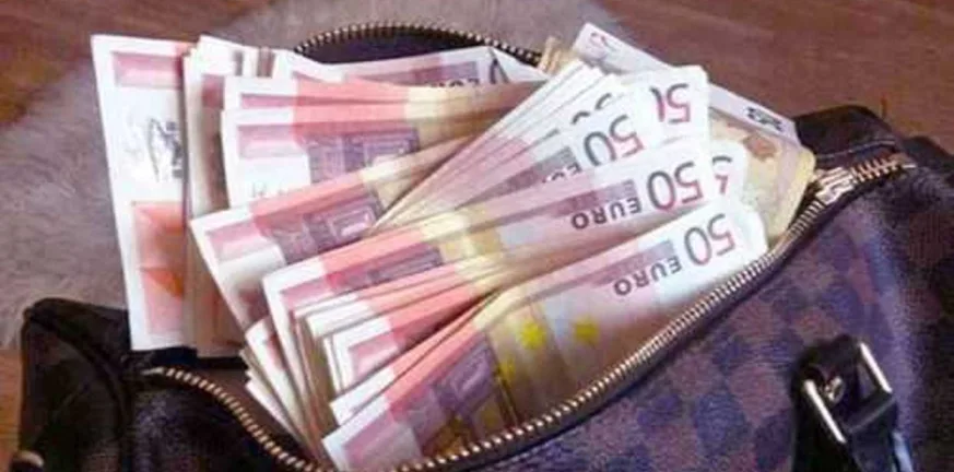 Πάτρα: Αφησε χιλιάδες ευρώ σε παγκάκι για «θύμα» τροχαίου Πάτρα: Αφησε χιλιάδες ευρώ σε παγκάκι για «θύμα» τροχαίου