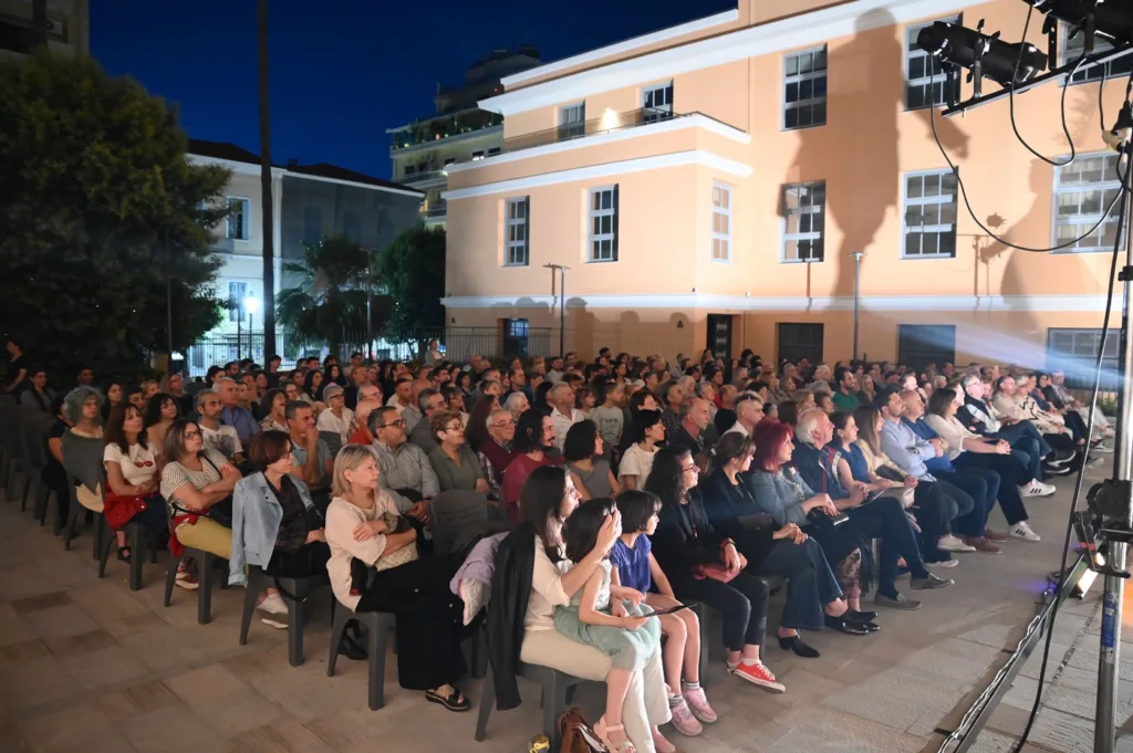 Με επιτυχία η πρεμιέρα της «Λοκαντιέρας» από το Άρμα Θέσπιδος: Συγκίνηση και θέατρο στην καρδιά της Πάτρας ΦΩΤΟ