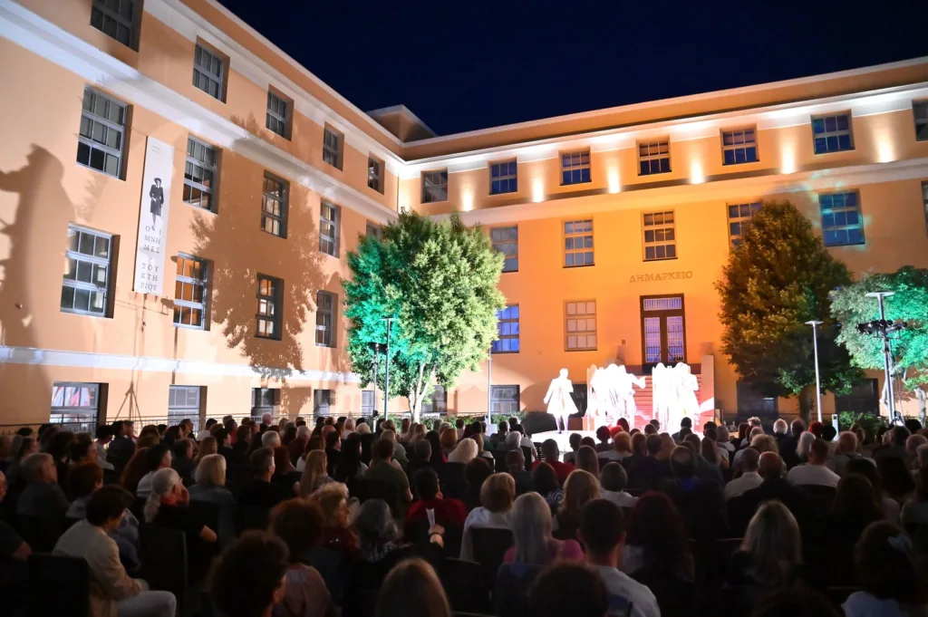 Με επιτυχία η πρεμιέρα της «Λοκαντιέρας» από το Άρμα Θέσπιδος: Συγκίνηση και θέατρο στην καρδιά της Πάτρας ΦΩΤΟ