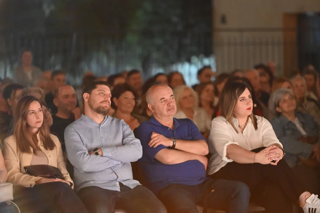 Με επιτυχία η πρεμιέρα της «Λοκαντιέρας» από το Άρμα Θέσπιδος: Συγκίνηση και θέατρο στην καρδιά της Πάτρας ΦΩΤΟ