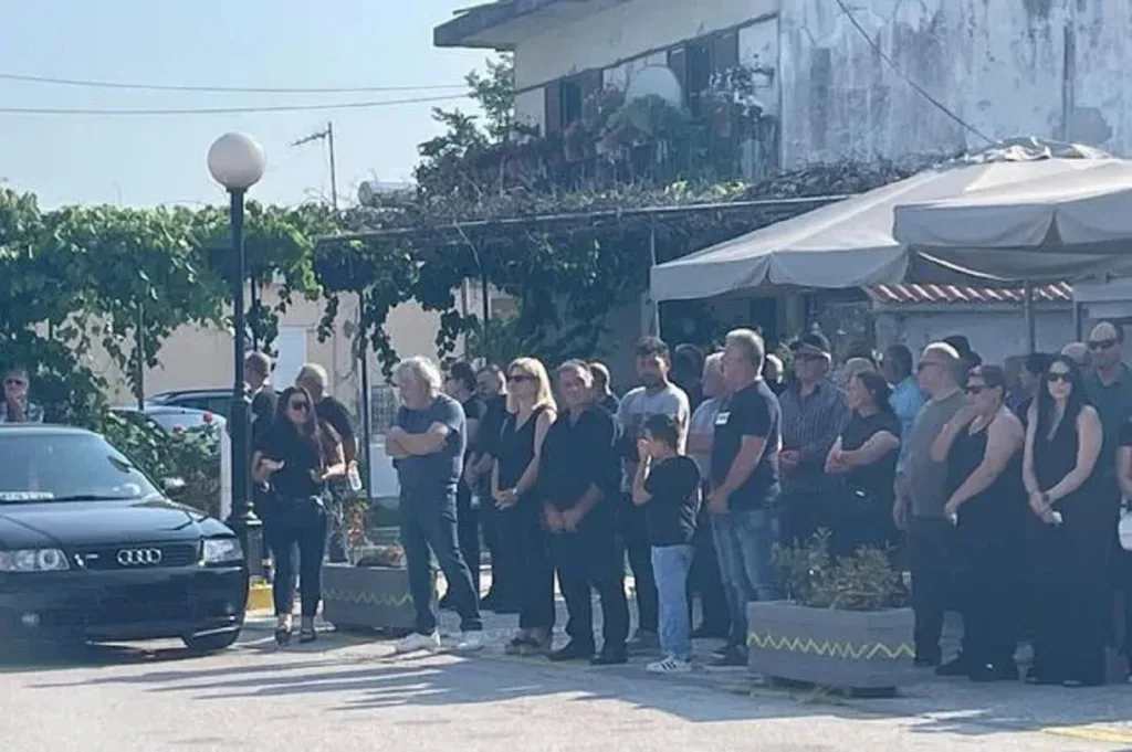 «Πού πας, Σπυράκο μου, και με αφήνεις μόνη;» Λευκά λουλούδια και συγκλονιστικές εικόνες στην κηδεία του 14χρονου