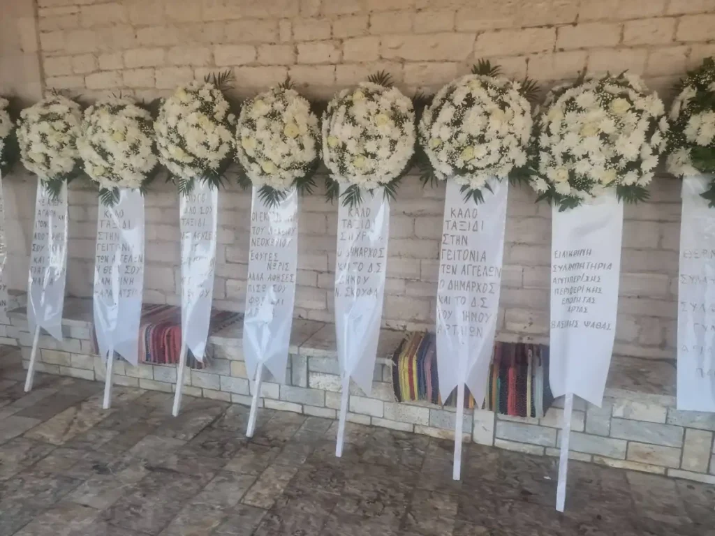 «Πού πας, Σπυράκο μου, και με αφήνεις μόνη;» Λευκά λουλούδια και συγκλονιστικές εικόνες στην κηδεία του 14χρονου