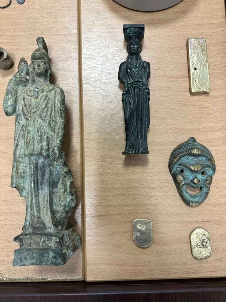 ΑΠΟΚΑΛΥΨΗ - Σωφρονιστικός υπάλληλος και Αρχαιοφύλακας στο κύκλωμα αρχαιοκαπηλίας ΦΩΤΟ