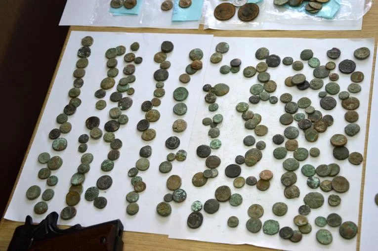 Πως δρουν τα κυκλώματα των εμπόρων αρχαιοτήτων: Από τις παράνομες ανασκαφές της Αχαΐας μέχρι τα μεγάλα σαλόνια της Ευρώπης Πως δρουν τα κυκλώματα των εμπόρων αρχαιοτήτων: Από τις παράνομες ανασκαφές της Αχαΐας μέχρι τα μεγάλα σαλόνια της Ευρώπης