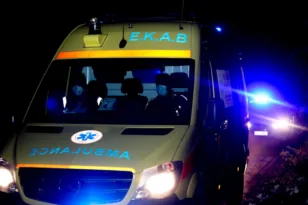 Πάτρα: Μετωπική σύγκρουση στον κόμβο του Ρίου – Αυτοκίνητο καρφώθηκε στον κυκλικό κόμβο