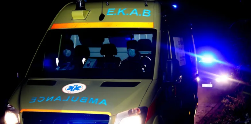 Πάτρα: Μετωπική σύγκρουση στον κόμβο του Ρίου – Αυτοκίνητο καρφώθηκε στον κυκλικό κόμβο